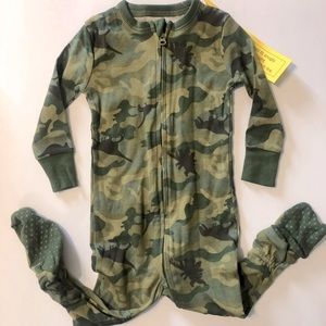 BNWT. Old Navy One Piece Long Footed PJ. 6-12m